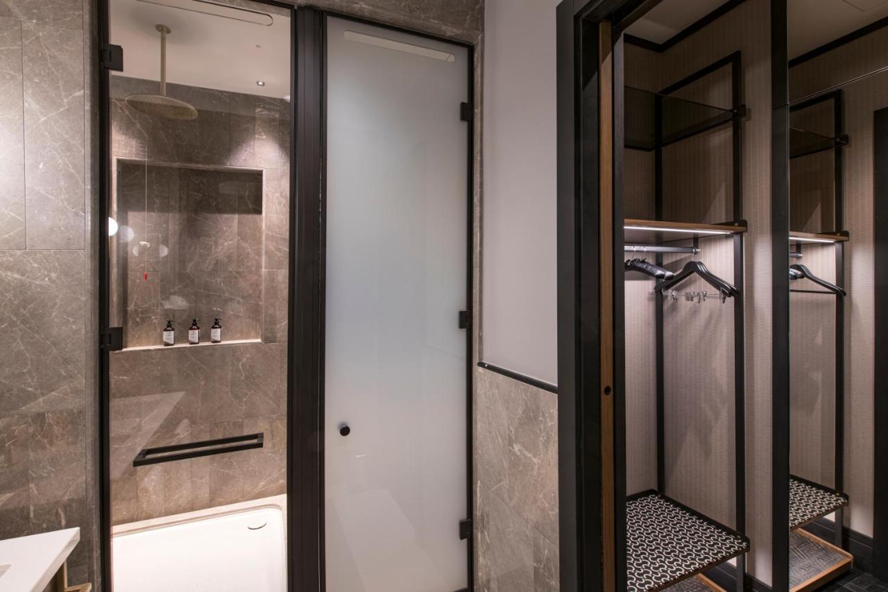 Hotel Umiltà 36 Roma Esterno foto Shower room
