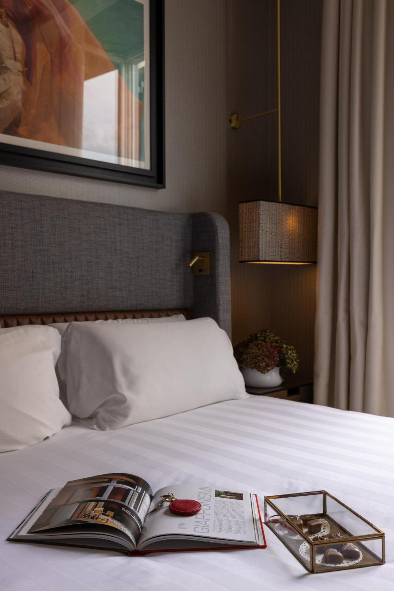 Hotel Umiltà 36 Roma Esterno foto A bed with a pillow