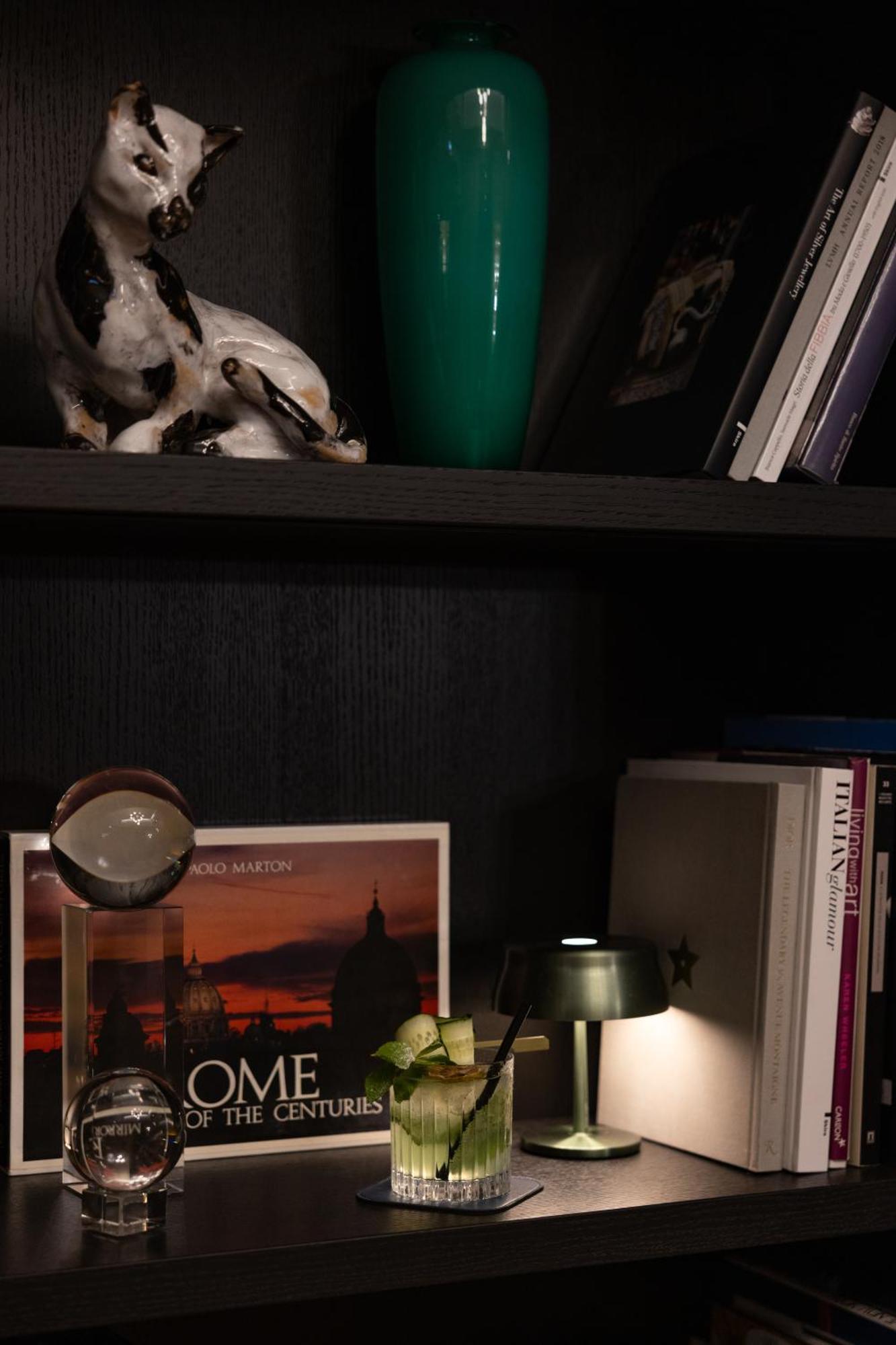 Hotel Umiltà 36 Roma Esterno foto A photograph of a shelf with a small amount of light