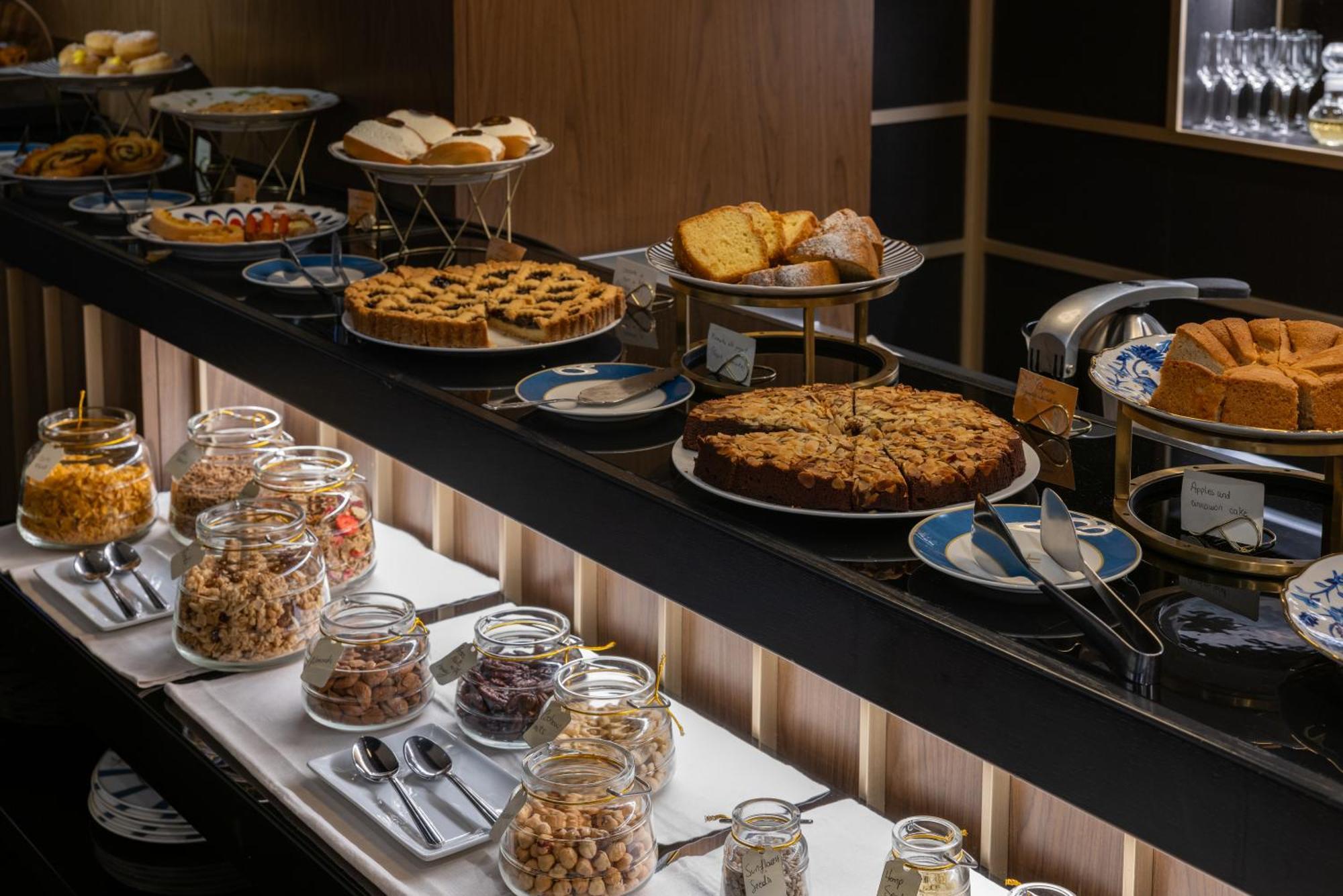 Hotel Umiltà 36 Roma Esterno foto A buffet of cakes and pastries