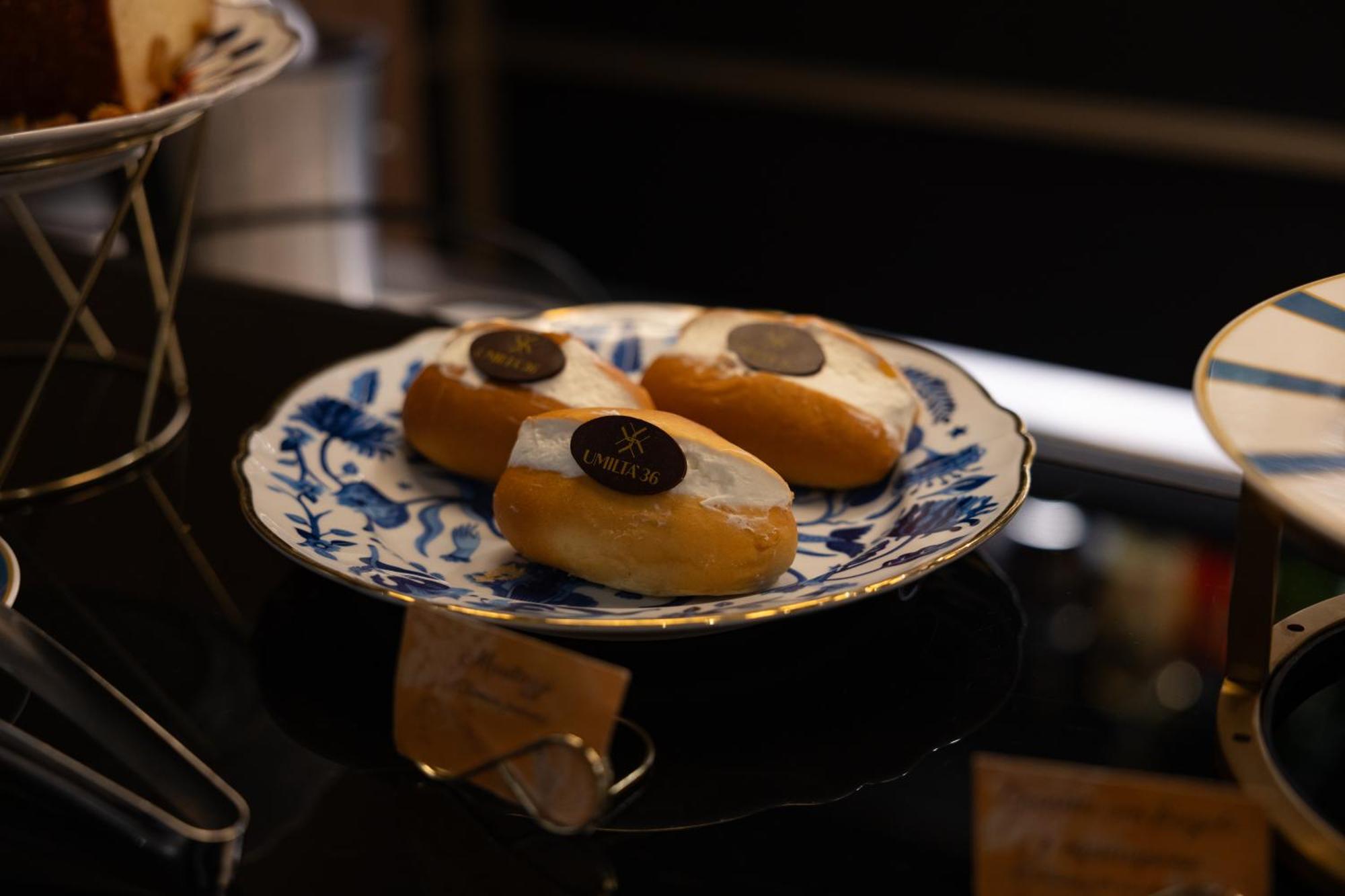 Hotel Umiltà 36 Roma Esterno foto A plate of glazed doughnuts