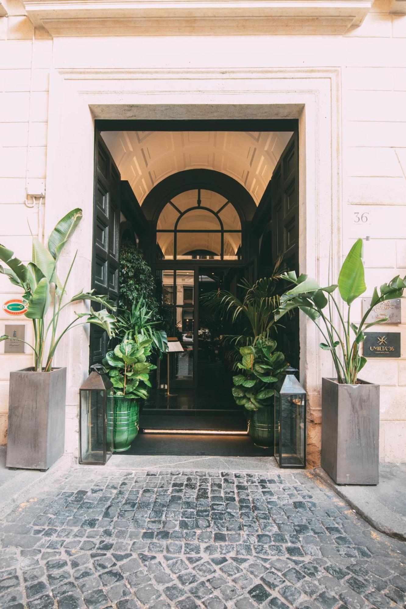 Hotel Umiltà 36 Roma Esterno foto Entrance to the hotel